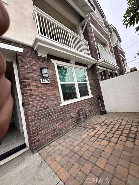 Foto del edificio - 6909 Magnolia Ave