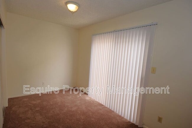 Building Photo - 2050 N Ventura Rd