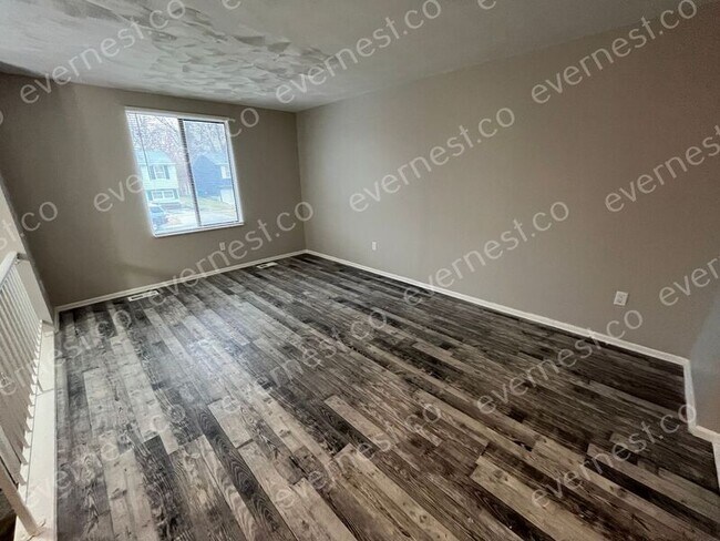Foto del edificio - 215 Kingswood Trail Dr