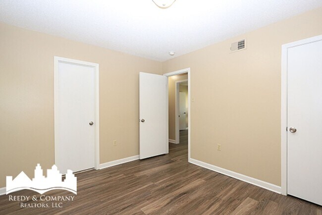 Building Photo - 453 Fox Valley Dr