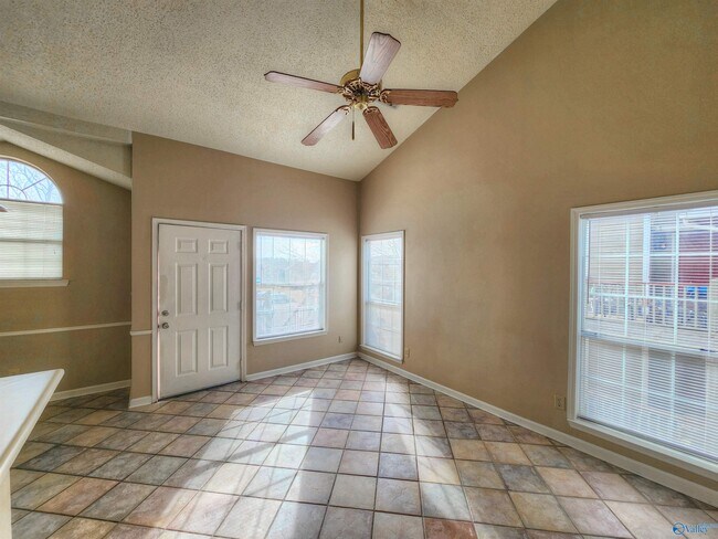 Foto del edificio - 165 Waters Edge Ln