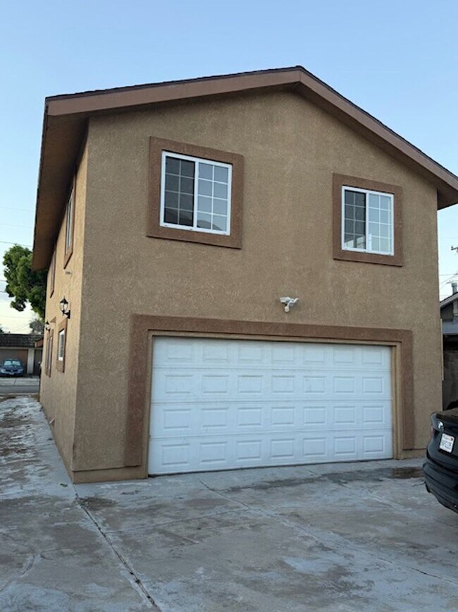 Building Photo - Remodeled Duplex close to the beach