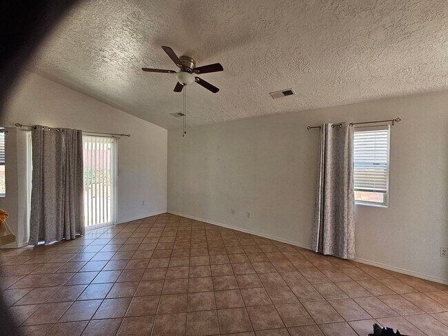 Foto del edificio - Clean THREE Bedroom Home For Rent