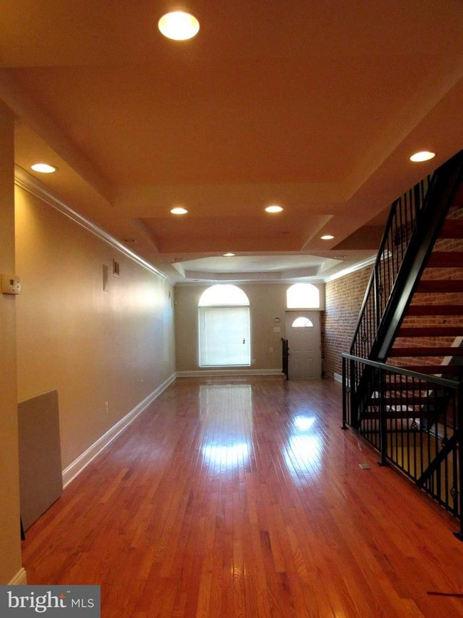 Building Photo - 16 N Kenwood Ave