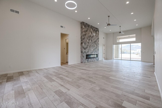 Building Photo - 14930 W El Cortez Pl