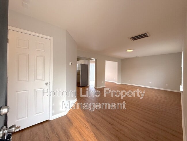 Foto del edificio - 7119 Henderson Valley Ln