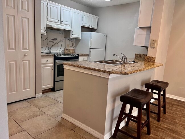 Building Photo - 1929 Summer Club Dr