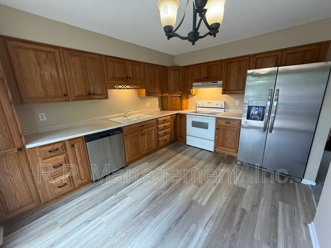 Foto del edificio - 555 Lake Cove Ct