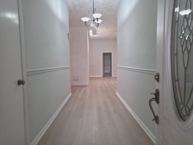 Building Photo - 14315 Royal Hill Dr