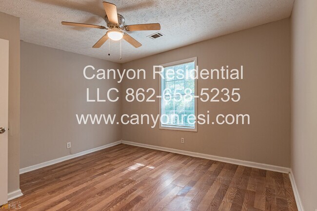 Foto del edificio - 220 Splitwood Ln