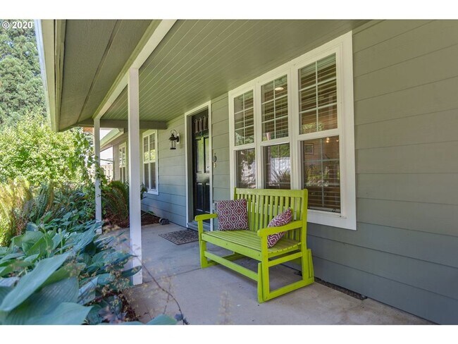 Foto del edificio - LAKE OSWEGO/LAKE GROVE LARGE UPDATED HOME ...