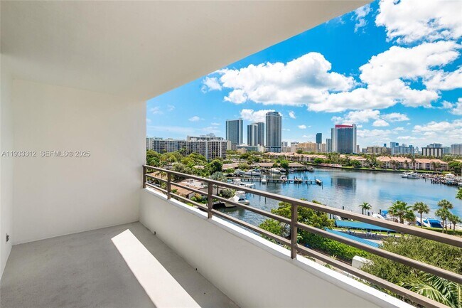 Building Photo - 2500 Parkview Dr