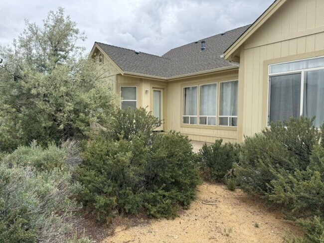 Foto del edificio - Beautiful 3 bed home with 3 car garage in Indian Hills behind Target