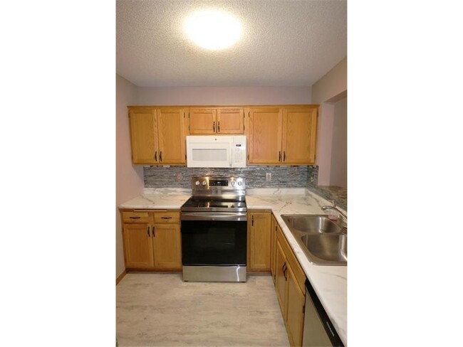 Building Photo - 2415 Upland Ln N