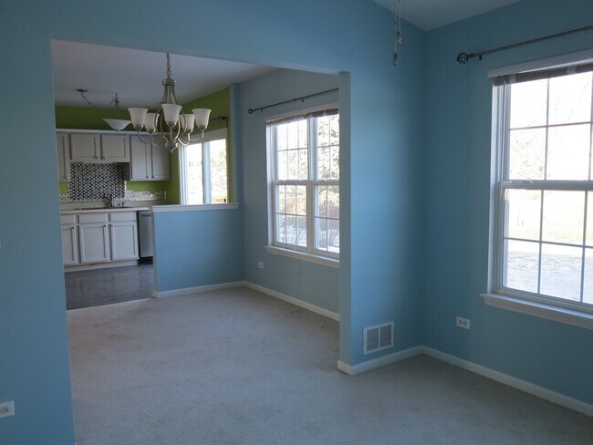 Building Photo - 1227 N Village Dr