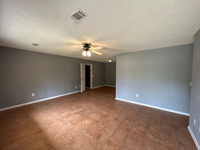 Building Photo - Home For Rent
