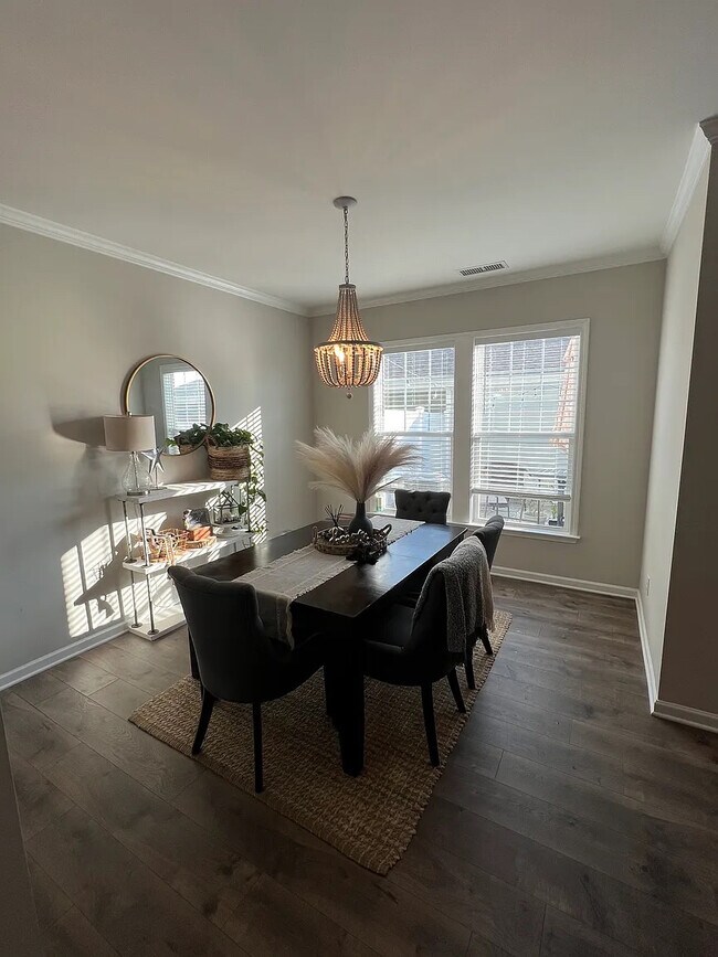Foto del edificio - Room in Townhome on Perry Creek Rd