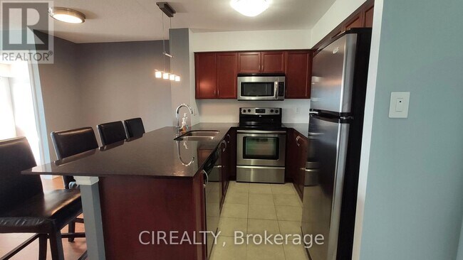 Photo du bâtiment - 872-872 Sheppard Ave W