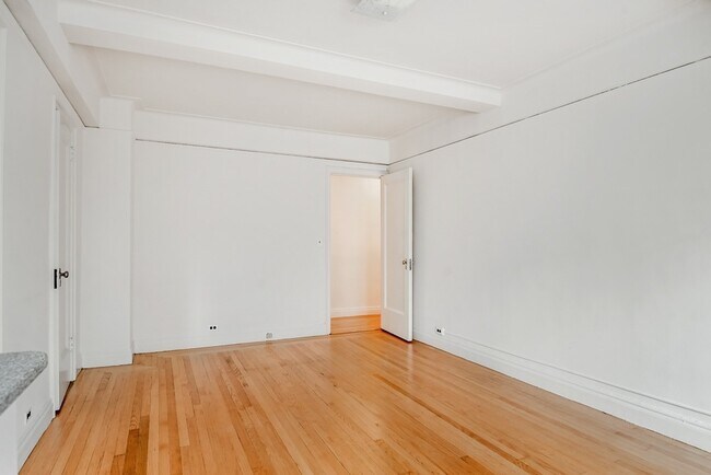 Foto del edificio - 301 E 21st St