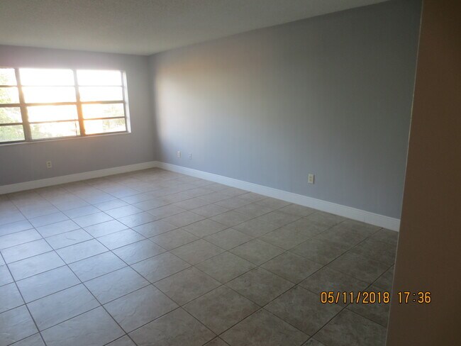 Foto del edificio - 300 NE 125th St