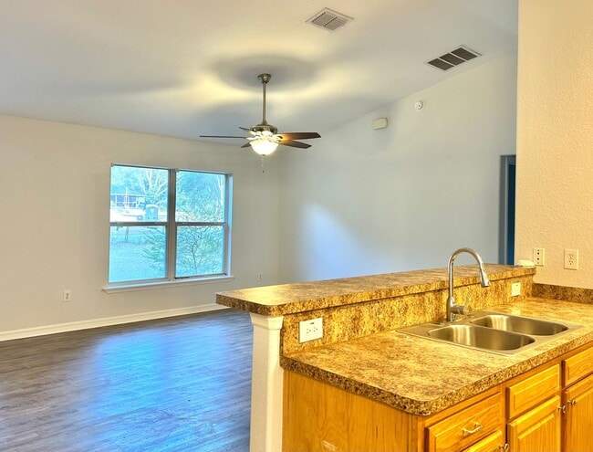 Foto del edificio - 3/2 Home In Silver Springs Shores