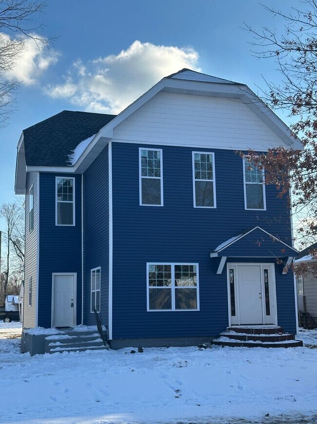 Building Photo - 1915 Poplar St