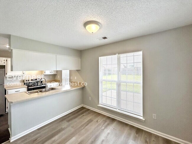 Building Photo - 2451 Mooneyham Ln