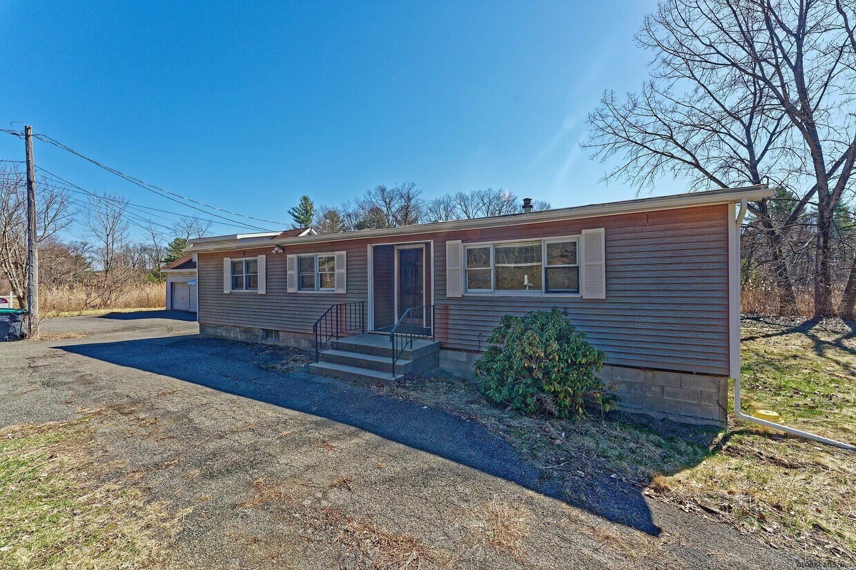 Primary Photo - 844 Burden Lake Rd