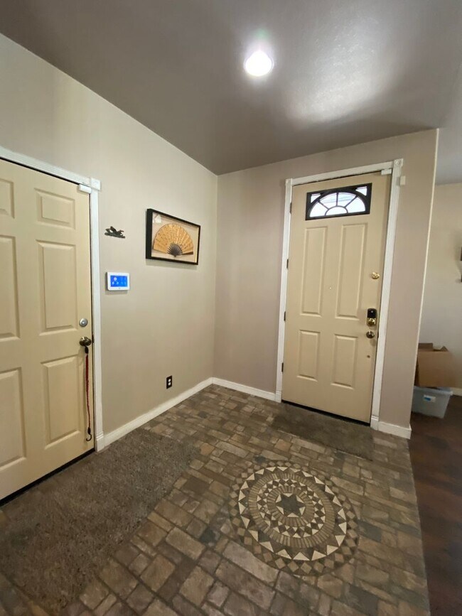 Foto del edificio - Beautiful Single Story 3 Bedroom 2 Bath! WITH SOLAR!