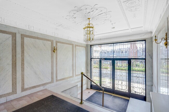 foyer - 21 Trinity Plz