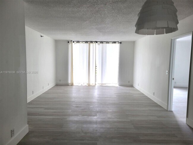 Foto del edificio - 3300 NE 191st St