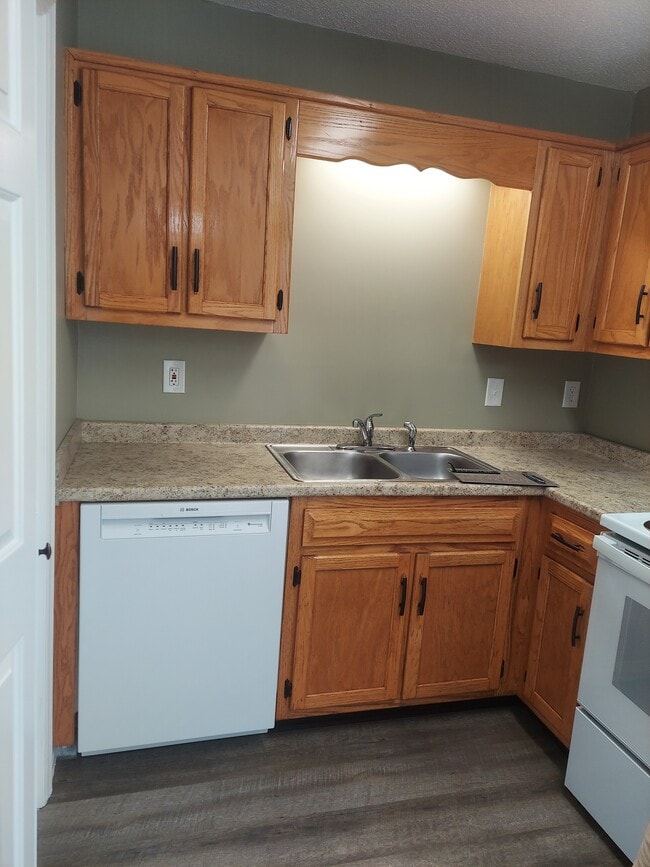 Kitchen - 133 Shearer St