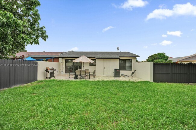 Foto del edificio - 19805 NW 28th Ct