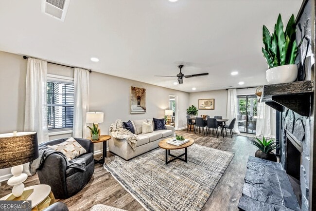 Foto del edificio - 527 Charing Cross Dr