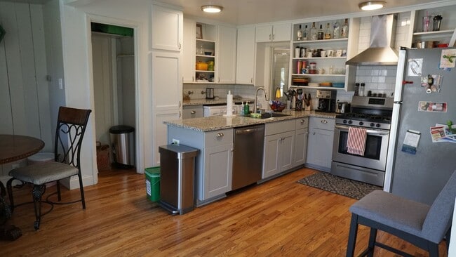 Building Photo - Charming 4 Bed, 2.5 Bath House Half Block ...