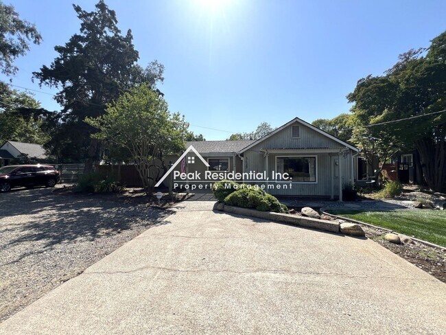 Foto del edificio - Charming Carmichael 2bd/1ba House with RV ...