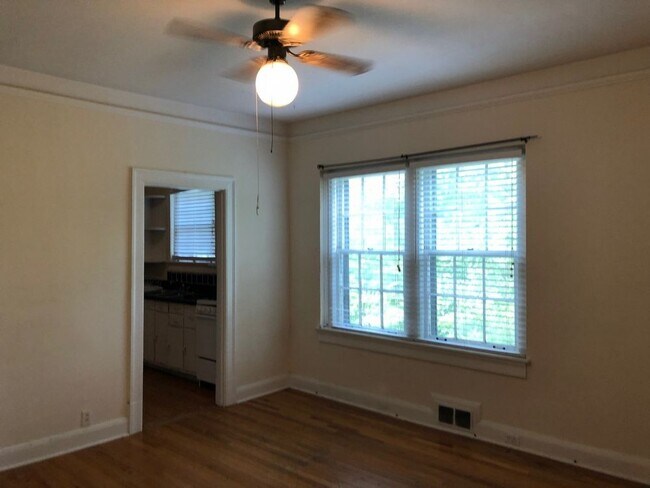 Foto del edificio - Historic 1 BR/1 BA Upstairs Apartment