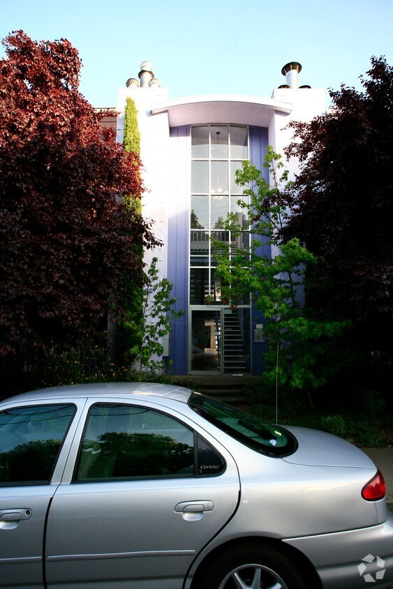 Building Photo - 2321 Carlmont Dr