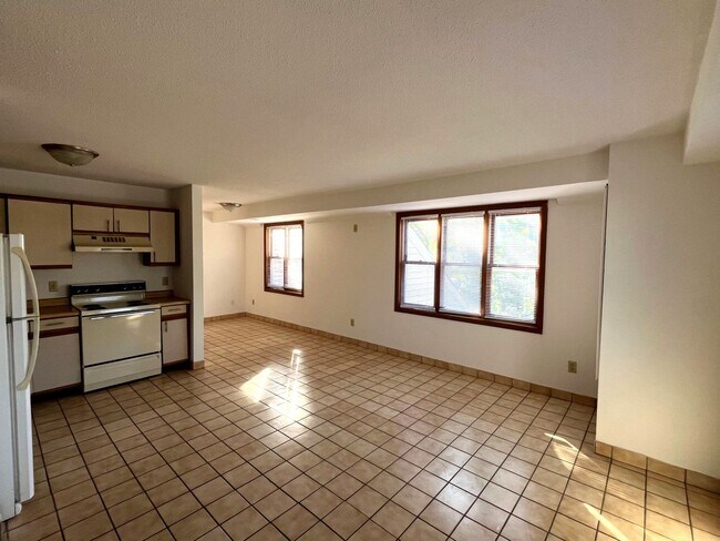 Building Photo - 1053 Cromwell Ave