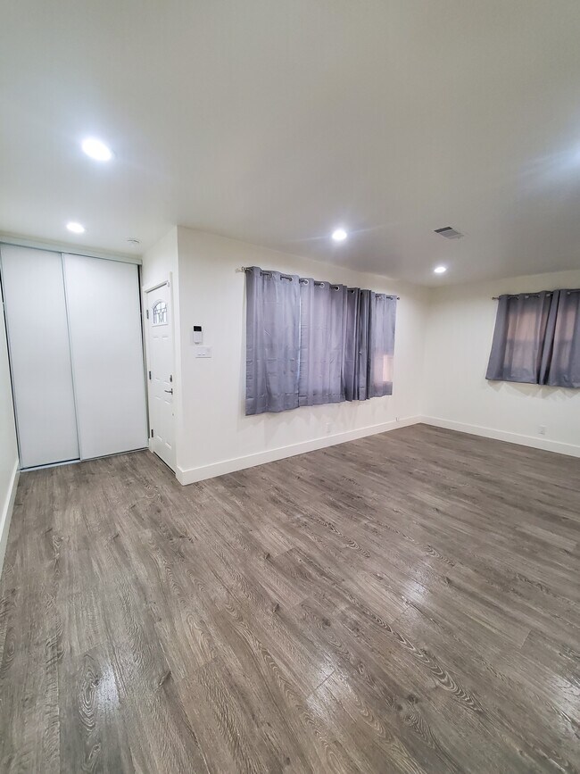 Building Photo - 11216 Greenlawn Ave