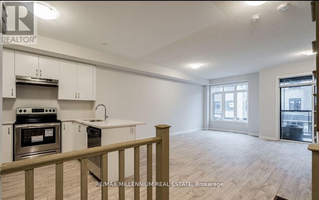 Building Photo - 585 Colborne St E