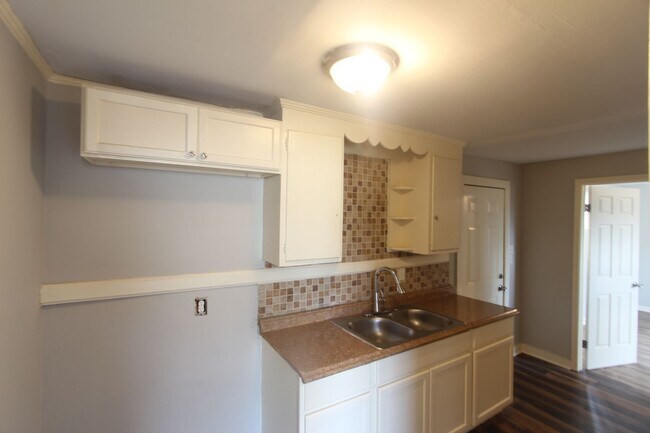 Building Photo - 1705 2nd Ct W
