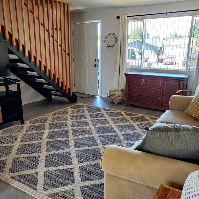 Building Photo - 548 Clairmont Dr