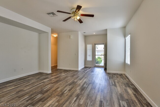 Foto del edificio - 2527 Romanza Rd