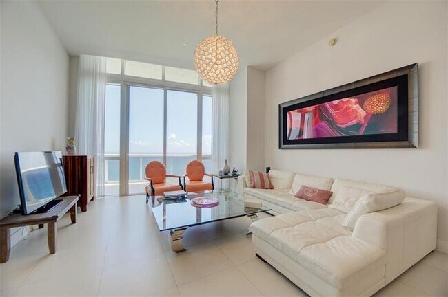 Building Photo - 15901 Collins Ave