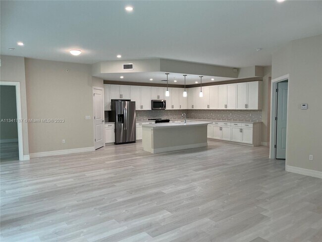 Building Photo - 214 Indies