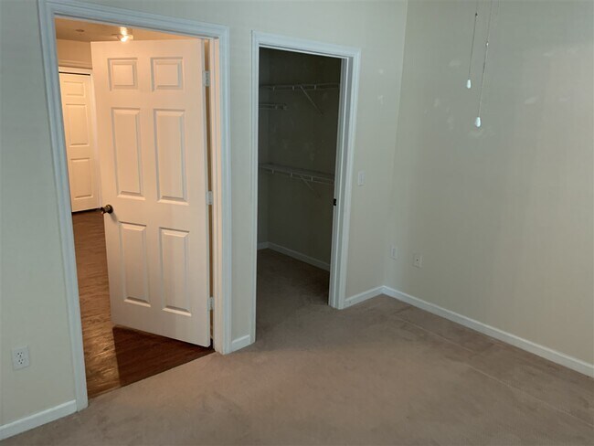 Building Photo - 2801 Chancellorsville Dr