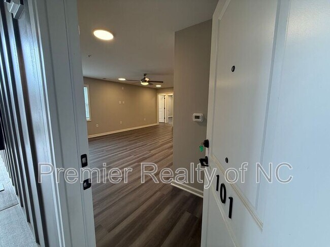 Foto del edificio - 7085 Hanesbrook Cir