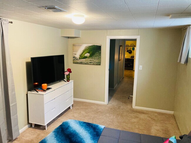 bedroom + sitting area - 1018 Pine St