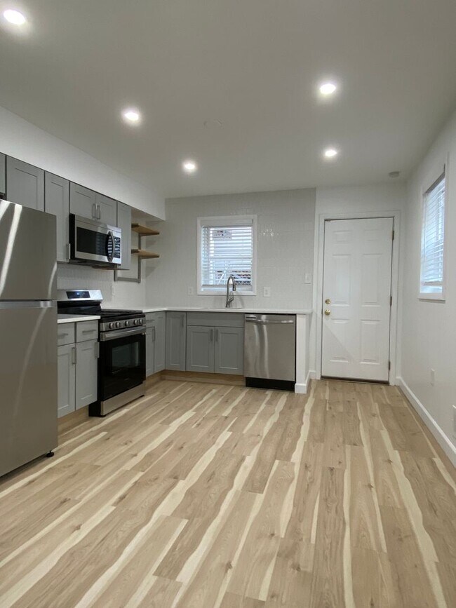 Building Photo - Amazing 3 bedroom